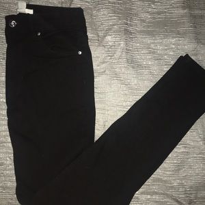 HIGH WAISTED BLACK JEANS